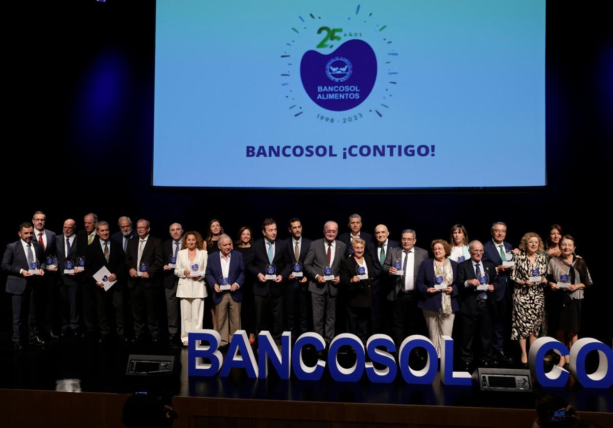 Representantes institucionales, asociaciones, empresas y miembros de Bancosol, ayer en la gala.