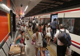 Viajeros suben a un tren de Cercanías en la estación María Zambrano de Málaga.