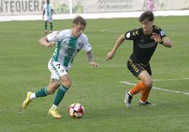 Loren Burón, del Antequera, intenta superar a un rival en el último partido de Liga contra el Intercity.