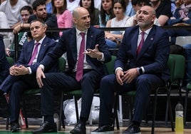 Peñarroya, en el centro, enfadado durante un partido.