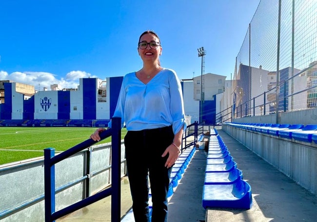 La edil de Deportes, Rocío Ruiz, en las instalaciones del estadio Vivar Téllez.