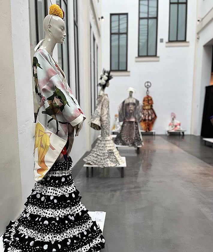 Imagen secundaria 2 - La exposición &#039;Batacoleando&#039; homenajea al inédito lenguaje de los trajes lienzo