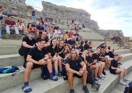 Alumnos y miembros de la compañía teatral, junto a su profesor Juan Manuel Castillo, en el certamen de Mérida.