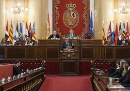 Juanma Moreno, a la izquierda, durante la intervención de Juan Espadas.