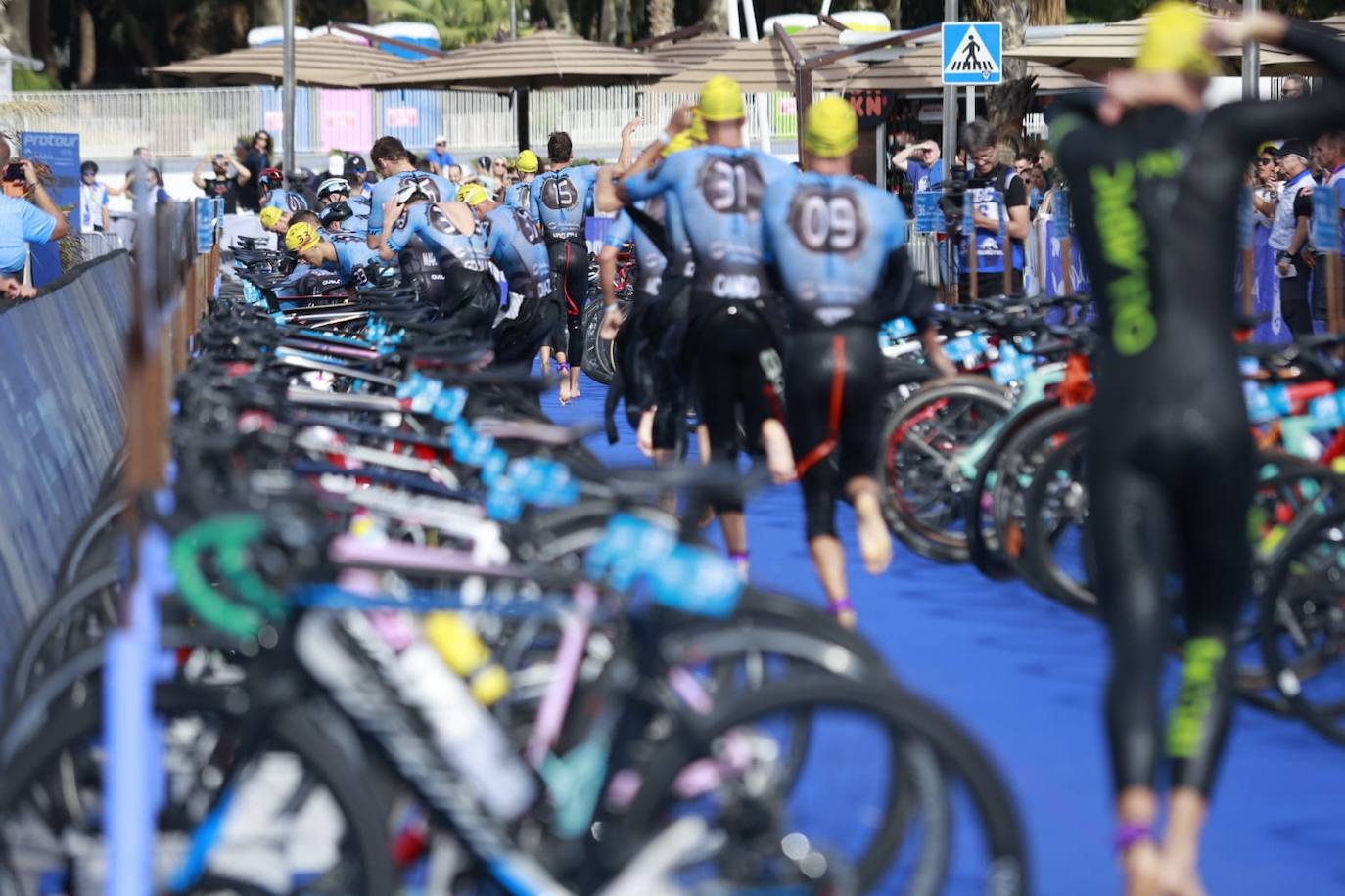 Las mejores imágenes de la primera gran prueba de triatlón de la historia en Málaga