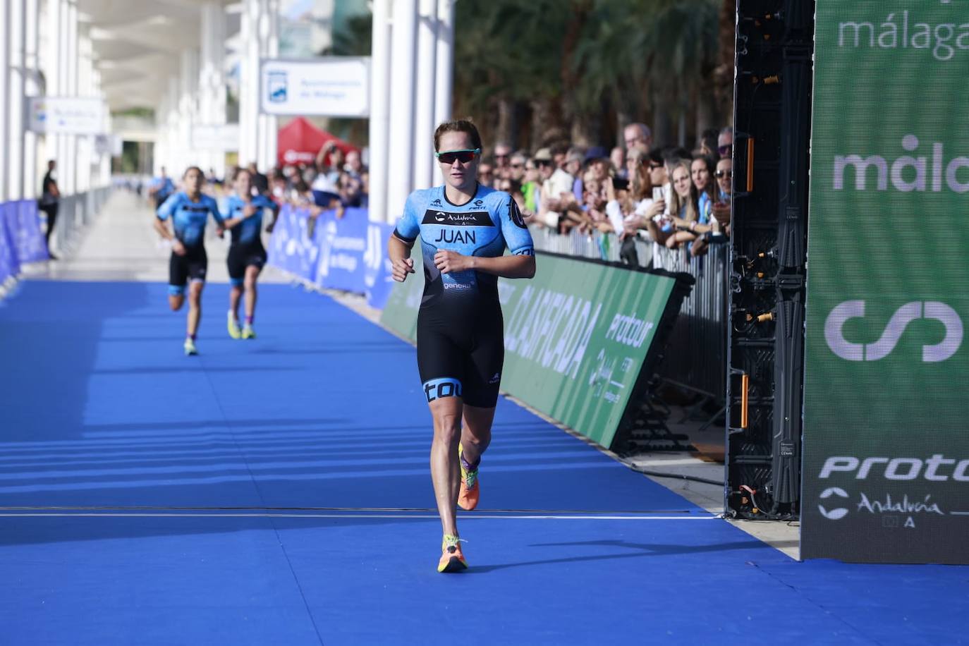 Las mejores imágenes de la primera gran prueba de triatlón de la historia en Málaga