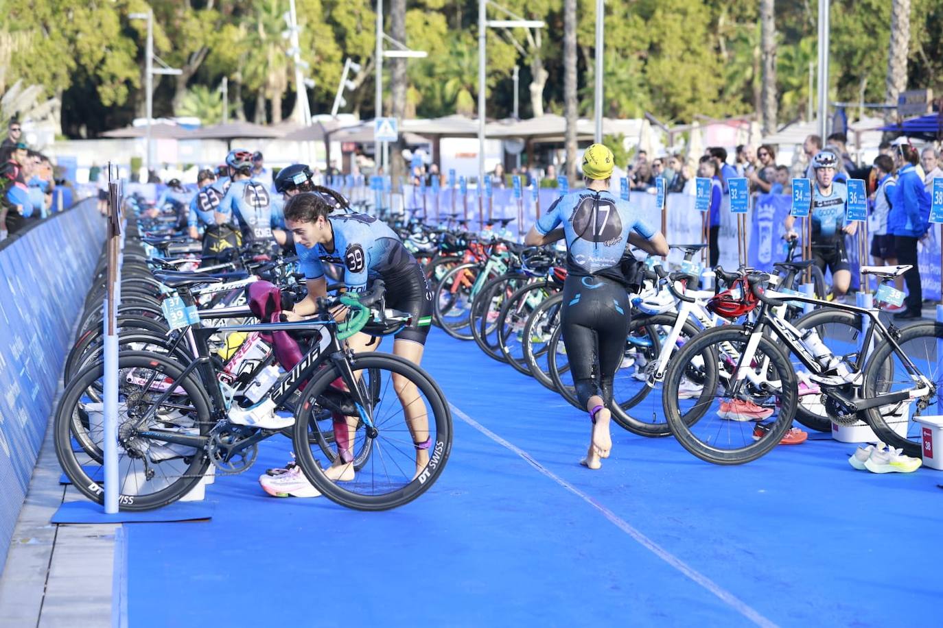 Las mejores imágenes de la primera gran prueba de triatlón de la historia en Málaga