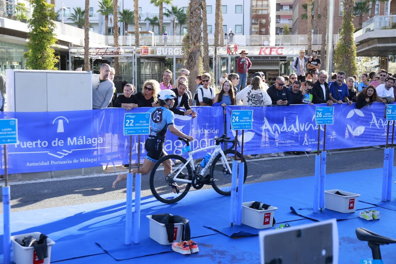 Las mejores imágenes de la primera gran prueba de triatlón de la historia en Málaga