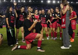 Momento en el que Susana López le pide matrimonio a María Yeste durante la celebración del título de Queens Cup con Aniquiladoras.