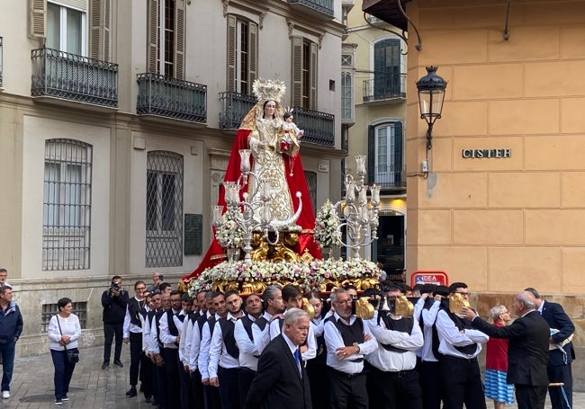 Rosario de las hermandades de gloria protagonizado por la Virgen del Rosario.