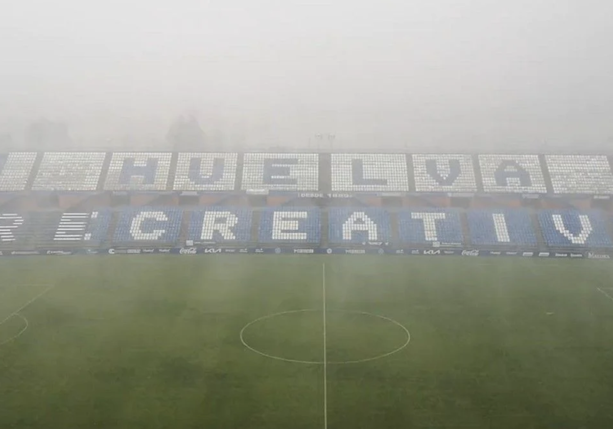 Panorámica del estadio Nuevo Colombino del Recreativo de Huelva con una densa niebla.