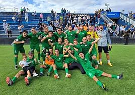 La plantilla del Juventud de Torremolinos celebra su victoria ante el Atlético Malagueño en el campo de la Federación.