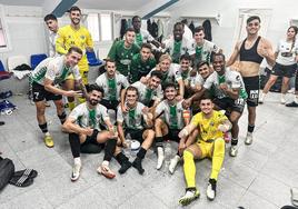 La plantilla del Antequera celebra en el vestuario su estimulante victoria en Melilla.