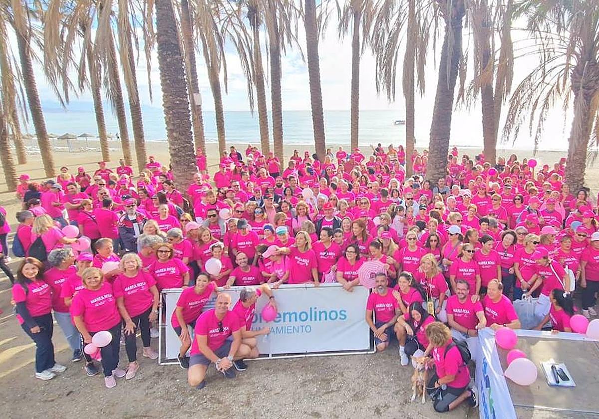 La Marea Rosa por el cáncer toma Torremolinos