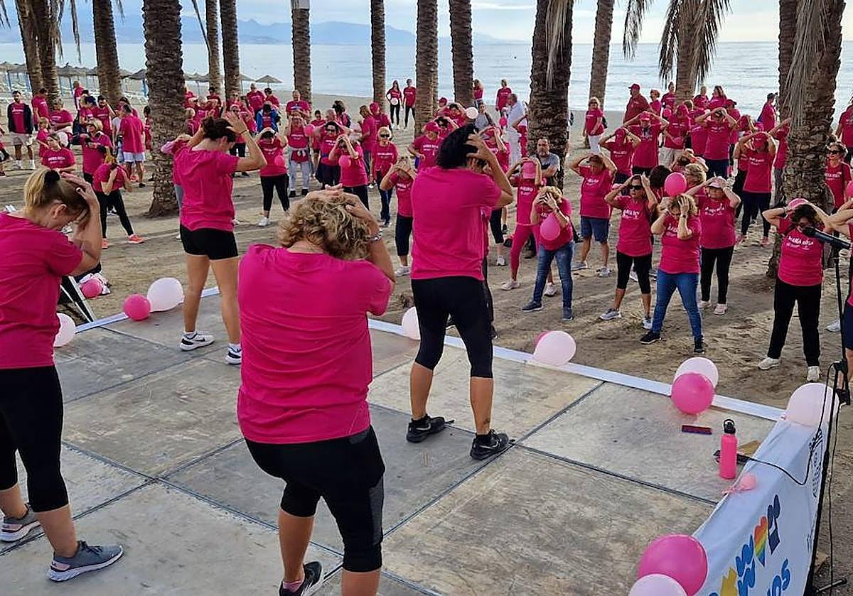 Imagen principal - La Marea Rosa por el cáncer toma Torremolinos