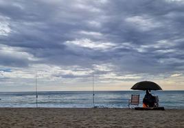 La lluvia incidió también en las playas malagueñas este domingo.