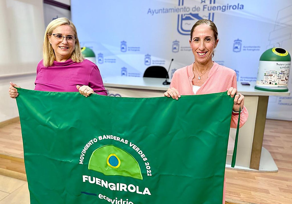 La alcaldesa y la concejal de Limpieza de Benalmádena con la bandera verde.
