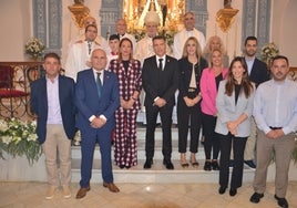 El alcalde y ediles de la corporación, con el obispo de Málaga, Jesús Catalá, en la ermita.