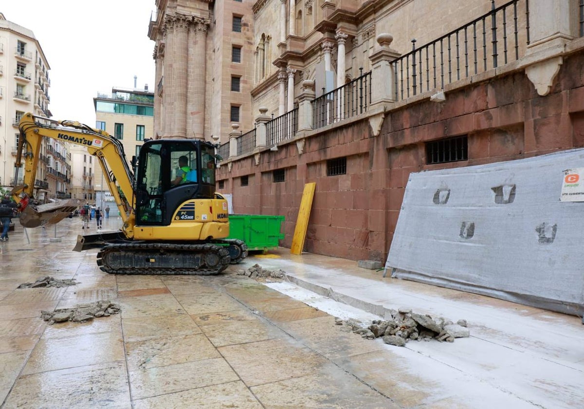 Ha comenzado la retirada de las baldosas en las que se hará la excavación.