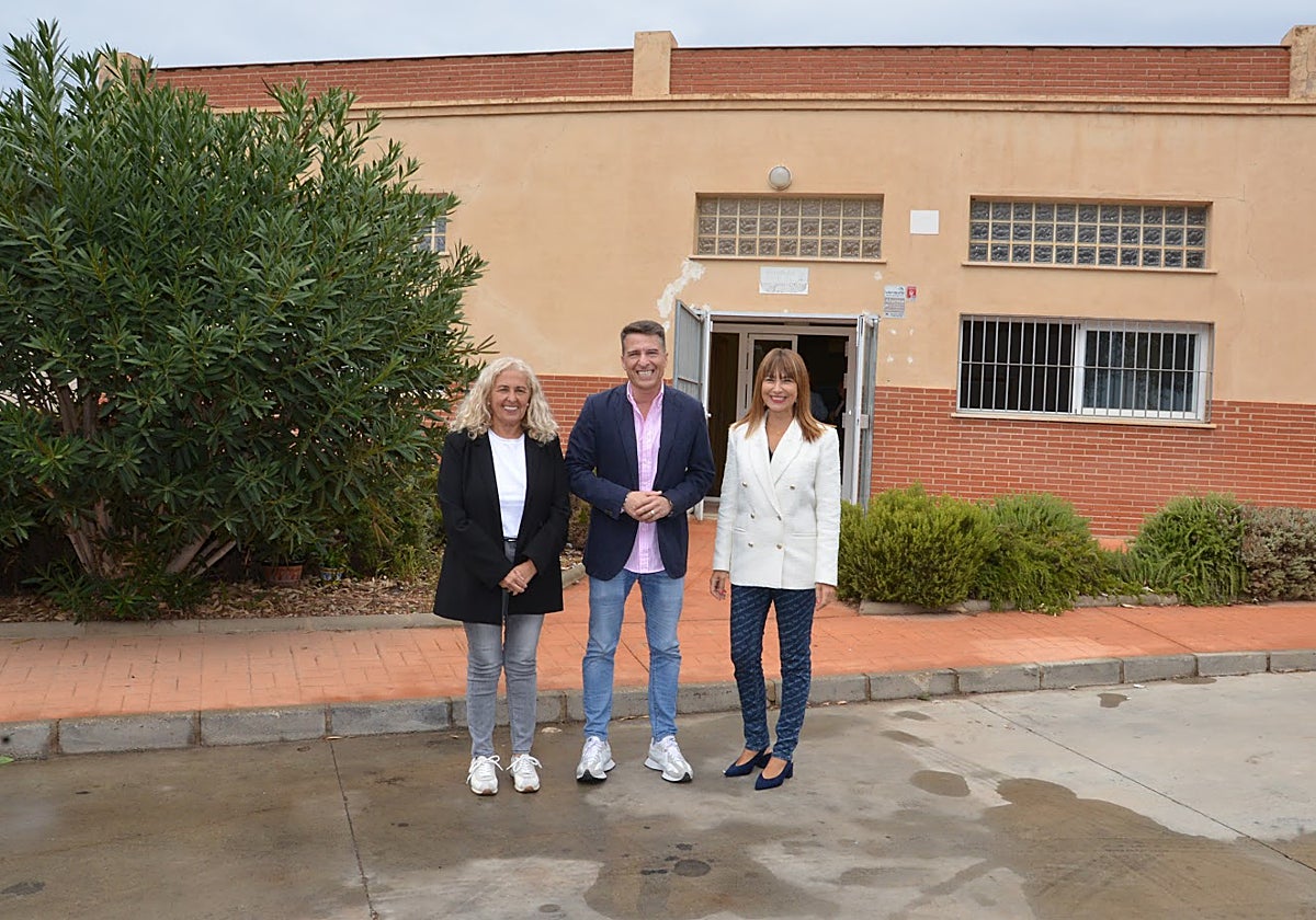 La delegada de Inclusión Social, Ruth Sarabia, este lunes con el alcalde y la edil del área, junto al edificio.