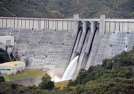 Imagen de archivo de La Concepción desembalsando por haber llegado al límite de su capacidad, lo que denota la importancia de utilizar esos excedentes cuando es posible.