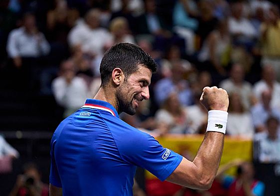 Novak Djokovic cierra el puño para celebrar una victoria con Serbia en la fase de grupos de Valencia.