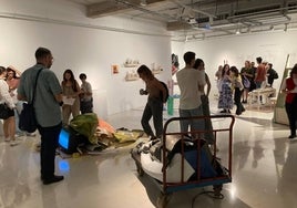 Estudiantes de la facultad disfrutan de las obras de sus compañeros de años anteriores.