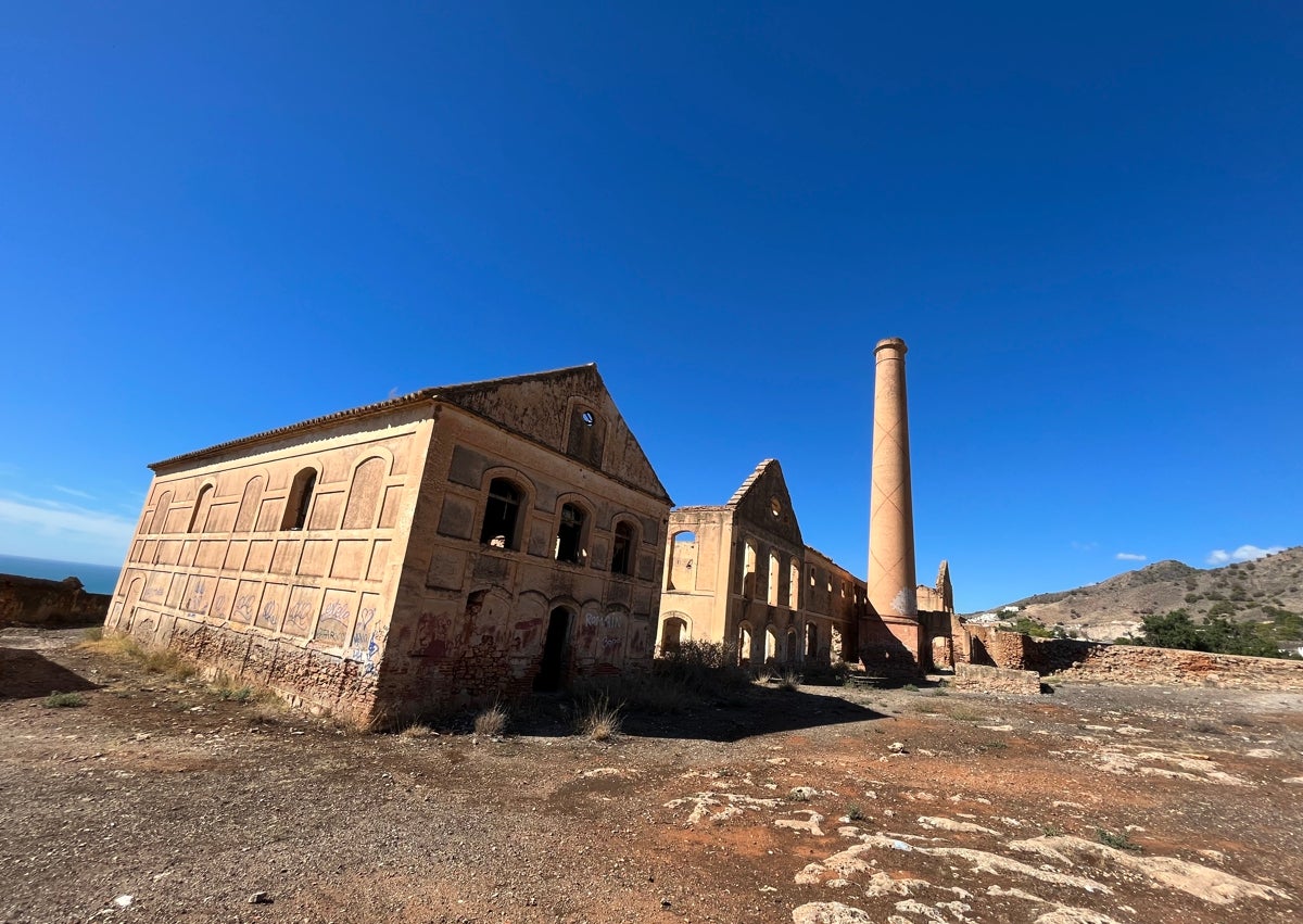 Imagen secundaria 1 - Tres imágenes del estado actual de conservación del antiguo complejo industrial azucarero.