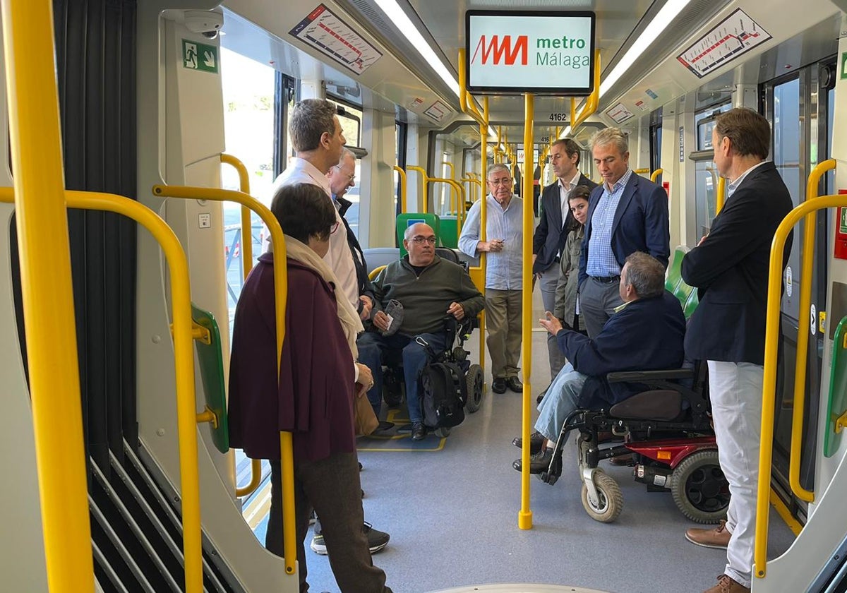 Un momento de la visita a las nuevas unidades del metro de Málaga.