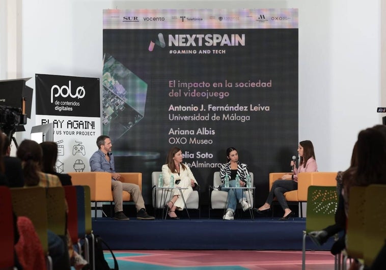 Antonio J. Fernández, Ana Pérez-Bryan, Ariana Albis y Noelia Soto, en uno de los debates de la jornada, en el Polo Digital.