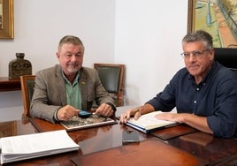 El presidente de la Mancomunidad Oriental, Jorge Martín, y el alcalde nerjeño, José Alberto Armijo.