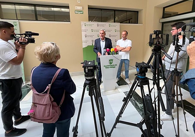 Rueda de prensa del concejal de Urbanismo y el teniente de Alcalde de Mezquitilla y Lagos.