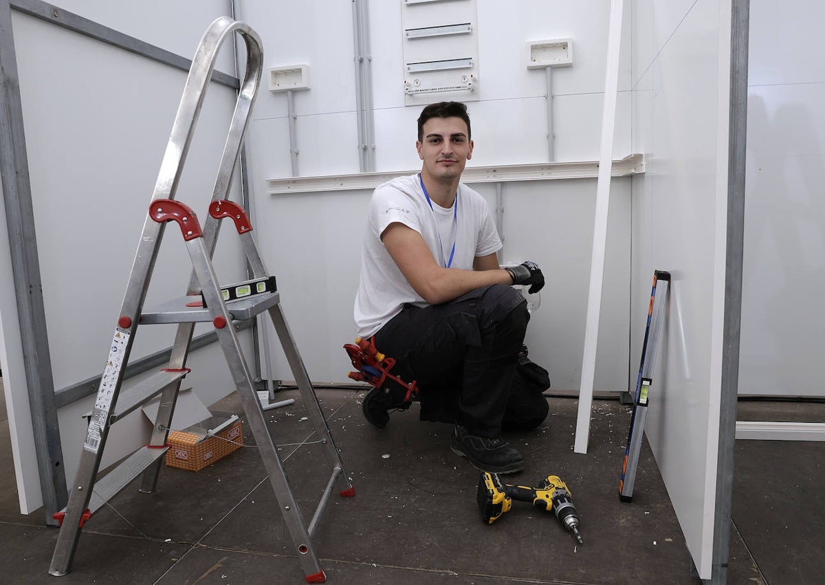 Imagen secundaria 1 - Adrián Torrelli compite en la especialidad de fresado. David Gallardo, preparando la instalación eléctrica. Pablo Luna se ha desplazado desde Córdoba para mostrar sus habilidades en refrigeración.