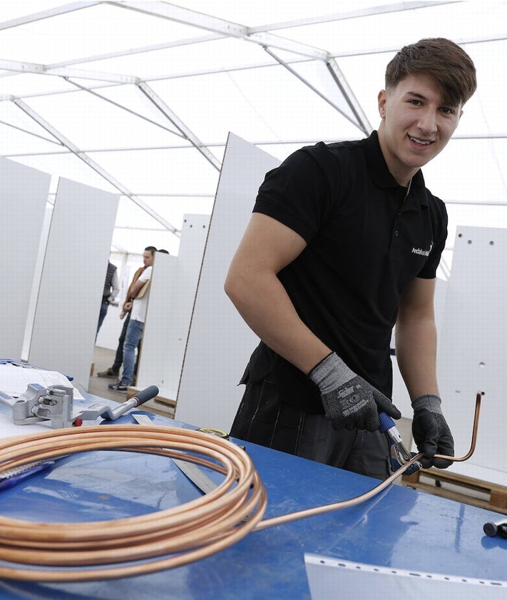 Imagen secundaria 2 - Adrián Torrelli compite en la especialidad de fresado. David Gallardo, preparando la instalación eléctrica. Pablo Luna se ha desplazado desde Córdoba para mostrar sus habilidades en refrigeración.