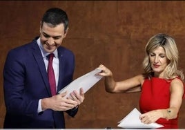 Pedro Sánchez y Yolanda Díaz firman el nuevo acuerdo de coalición.