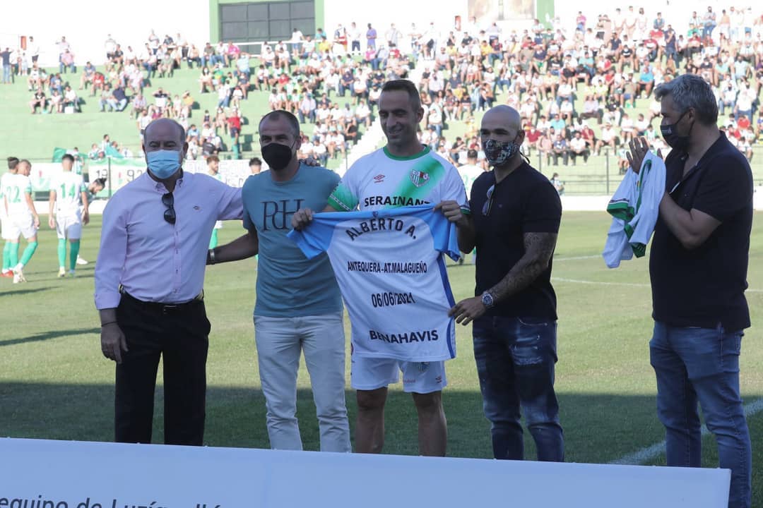 El Málaga homanejó aquel día a Alberto Aguilar, quien fuese su jugador anteriormente, porque fue el último partido de su carrera.