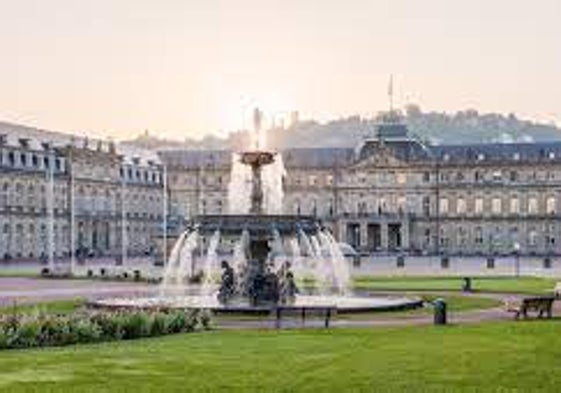 Vista de la Schlossplatz, o plaza del Castillo, con el Nuevo Palacio.