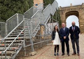 Las escaleras se han colocado junto a la muralla