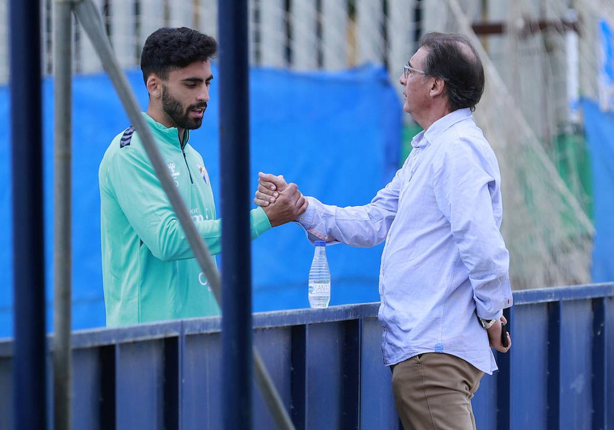 El director deportivo del Málaga, Loren Juarros, saluda a Juande en el entrenamiento de este miércoles.