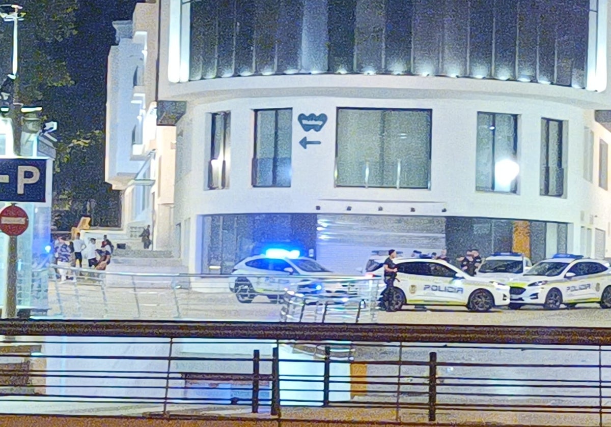 Agentes de la Policía Local en la plaza Solymar.