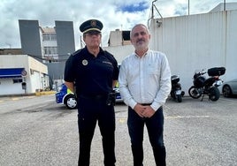 El jefe de la Policía Local veleña, José Andrés Montoya, y el edil de Edificios Municipales, Jesús María Claros, en las dependencias.