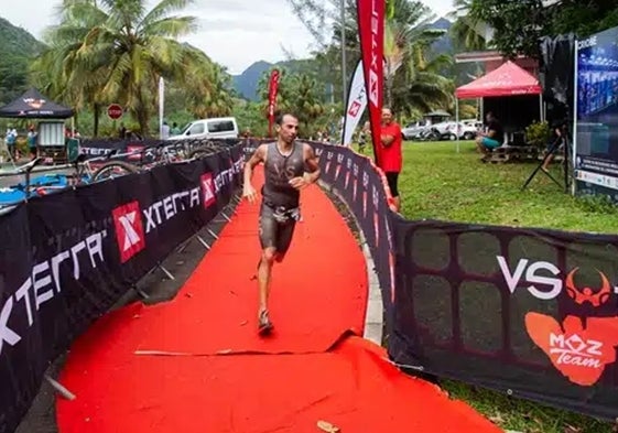 El triatleta de cross rinconero, en su llegada a la meta en la isla del océano Pacífico.