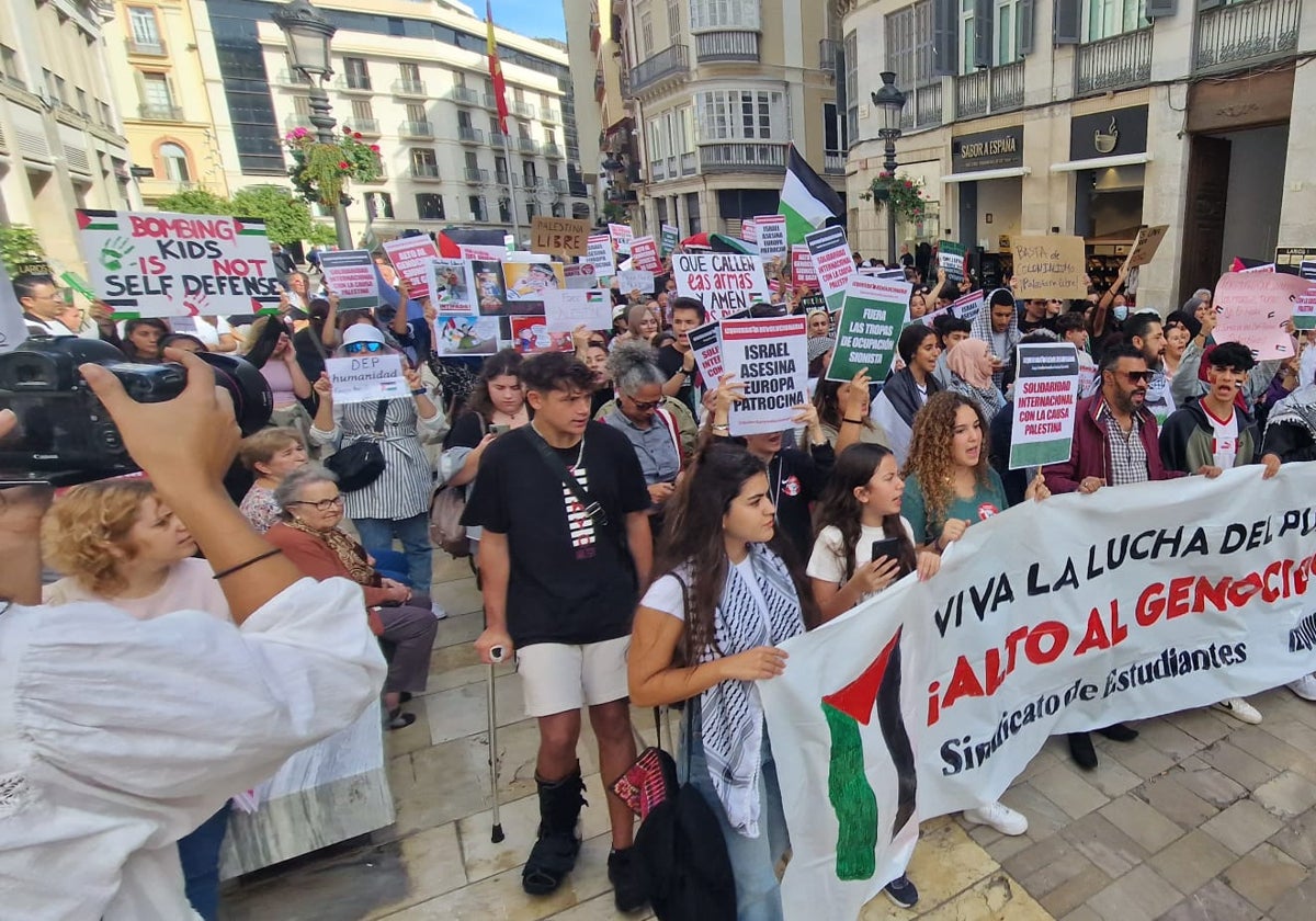 Manifestantes en apoyo a Paestina, en la mañana de este jueves por la calle Larios.