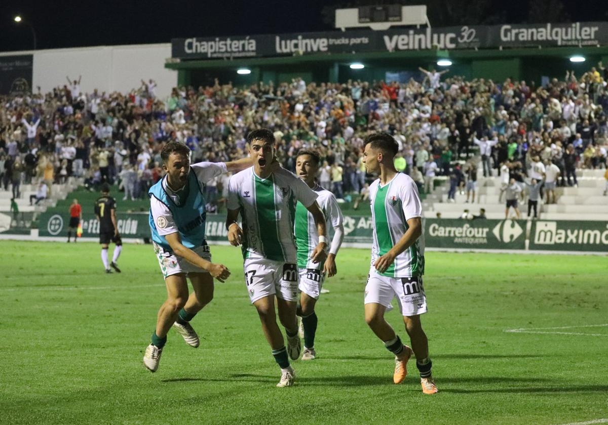 Jugadores del Antequera celebran un gol en su estadio El Maulí esta temporada con la grada de Preferencia al fondo.