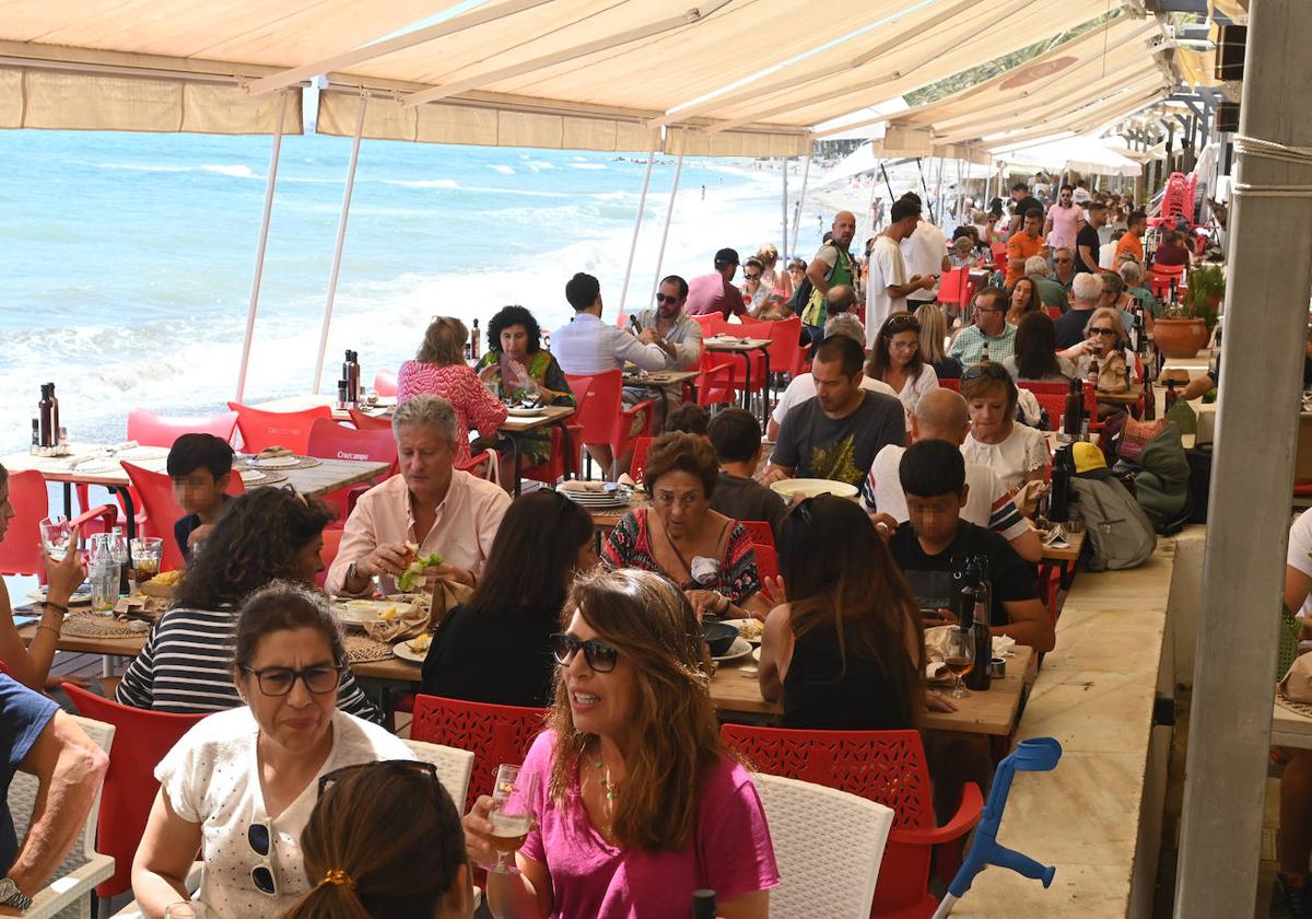 Clientes disfrutando de un chiringuito de Marbella.