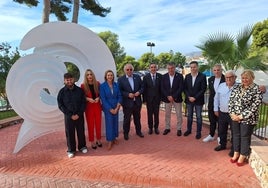 Autoridades, junto a la escultura inaugurada este jueves en el recinto de la gruta nerjeña.