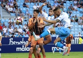 Kevin y Dioni, en una disputa con David Rodríguez en el Málaga-Antequera de pretemporada.