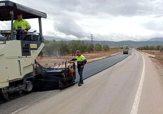 Desarrollo de las obras en la carretera que llega al Puerto Seco desde Humilladero