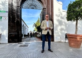 El concejal de Cementerios, Manuel Gutiérrez, en las instalaciones del camposanto veleño.