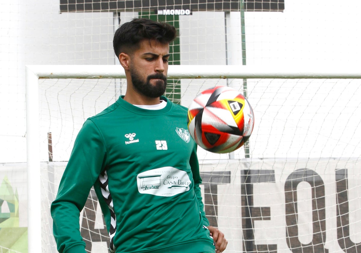 Chema Núñez golpea el balón tras la entrevista con SUR